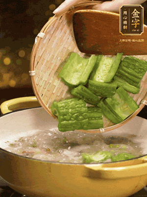 倒入熱水，和泡開的綠豆（連水）和火腿片，大火燒開燉一個(gè)小時(shí)