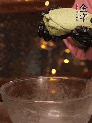 水里放點(diǎn)鹽，燒開(kāi)后放艾草，一勺小蘇打，撈出浸入涼水，打成艾草泥