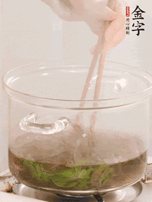 香椿焯水，變色后撈出，切成小段