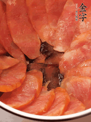 深碗涂抹豬油，頂端鋪枸杞，間隔鋪上香腸、醬油肉片