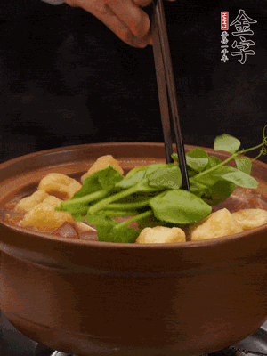 加筒骨煲的經(jīng)典配菜：金字土香腸、油豆腐、千張蓋上蓋子燜一會(huì)兒，耐心等候10分鐘。