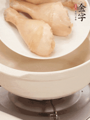 雞腿、火腿、干貝、蒜頭放入砂鍋內(nèi)燉1小時(shí)