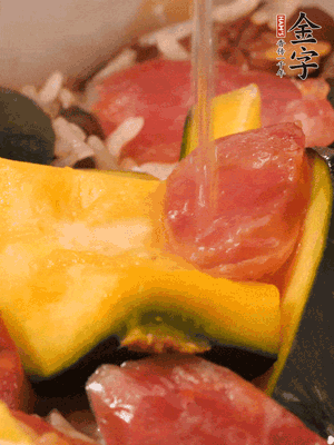 倒入溫開(kāi)水，水量高出米面一個(gè)指節(jié)。