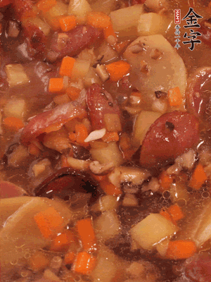 加大半碗水，沒(méi)過(guò)大部分食材