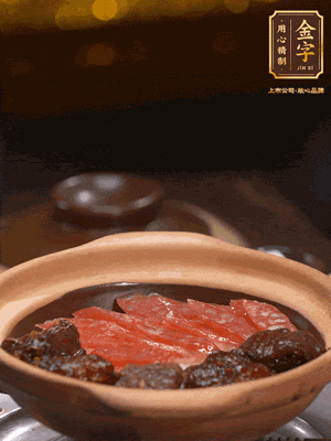 鋪上臘腸和排骨，鍋邊淋一圈油，小火煲10分鐘