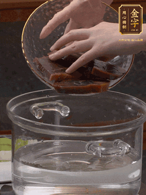 火腿蹄片冷水下鍋，水沸騰后煮5分鐘焯水