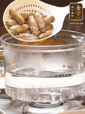 煮一鍋沸水，下蟶子汆燙30秒，撈出浸入冰水，取出蟶子肉