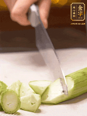 絲瓜去皮，切滾刀塊