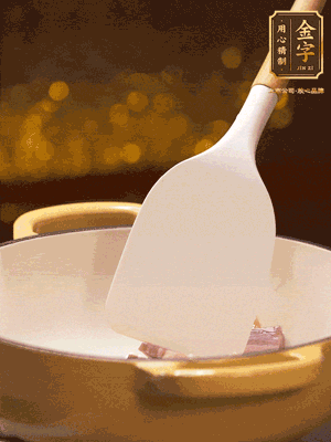 油溫7成熱，下蒜末、咸肉略微煸炒，再下絲瓜