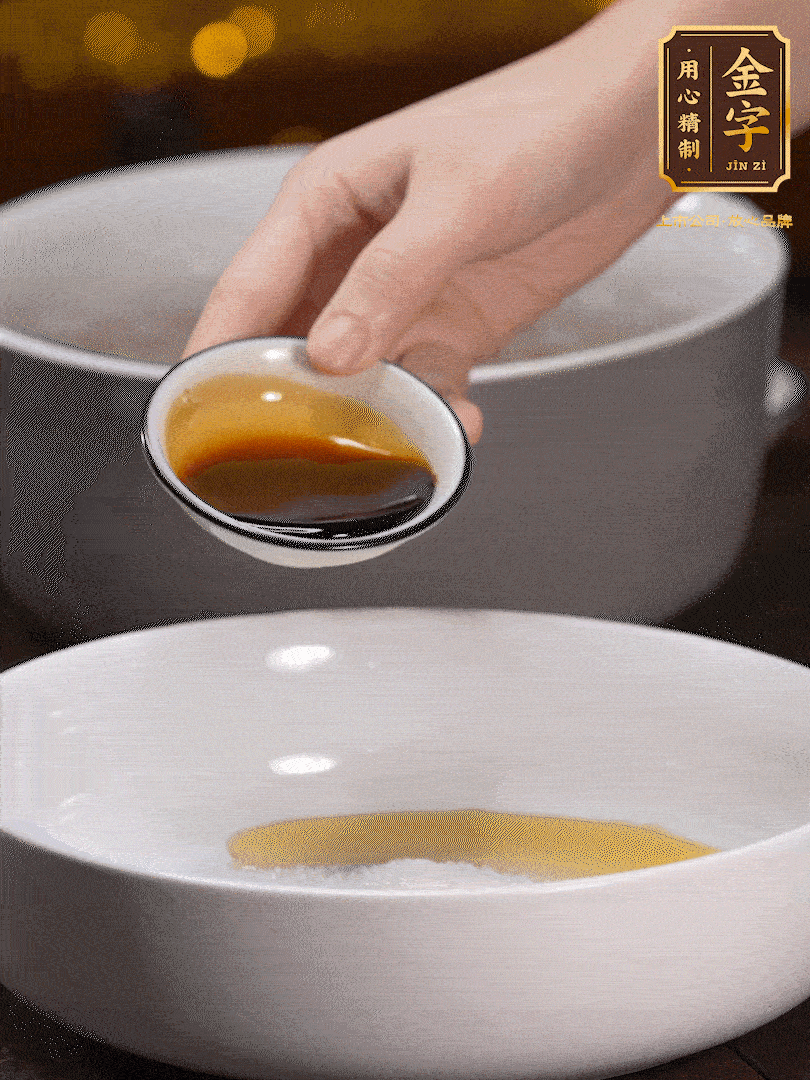 金字鹵牛肉切片，黃瓜切絲