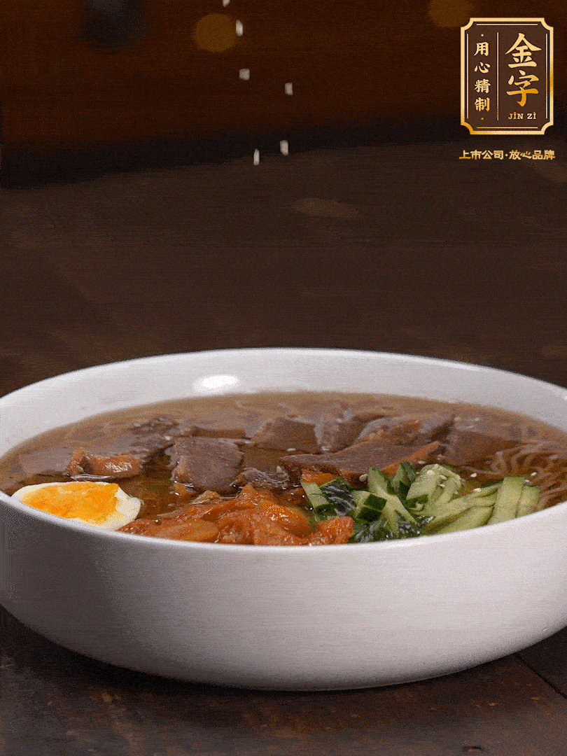 放入冰涼的冷面湯碼上黃瓜絲、泡菜、牛肉、雞蛋，撒點(diǎn)白芝麻