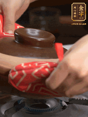 中火調(diào)成小火，鋪上香腸蓋蓋燜5分鐘。不斷轉(zhuǎn)動(dòng)瓦煲，讓側(cè)壁的飯形成飯焦