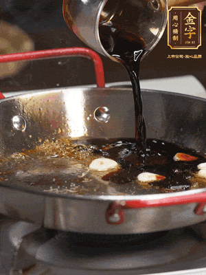 煲飯期間，用油煎熟牛肝菌。再用底油加醬油、蒜片調(diào)出鮮美醬汁