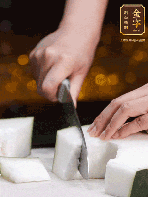 薏米提前浸泡好。冬瓜帶皮洗凈切塊