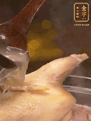 大火燒開后，撇去浮沫。轉(zhuǎn)小火燉2個小時