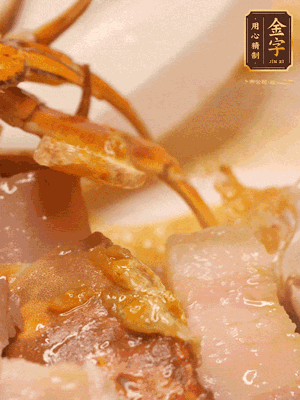 顏色變紅時，放蔥結(jié)、姜片煸香，再放咸肉、茭白、毛豆翻炒