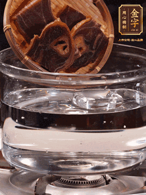 火腿蹄片，冷水下鍋，加蔥姜、料酒焯水