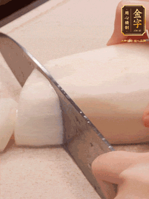 蘿卜削皮，切成滾刀塊