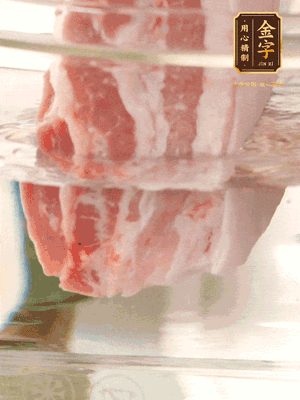 大塊豬五花冷水下鍋，蔥、姜、花雕酒焯水