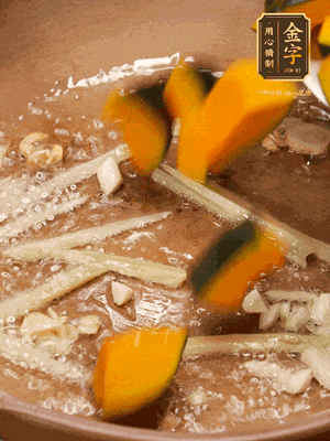 砂鍋倒一層底油，蒜粒、姜絲炒香后，再下南瓜翻炒30秒