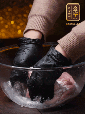 豬肚放入面粉、鹽、白酒，反復(fù)揉搓（重復(fù)3遍），洗掉表面的黏液。再把豬肚翻過來，剪去油脂，一樣反復(fù)揉搓干凈