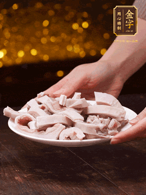豬肚冷水下鍋，姜蔥料酒去腥，水開煮5分鐘，撈出，切小塊。