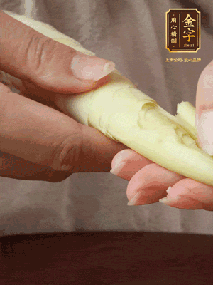 春筍沿著外皮豎著淺劃一刀，剝下外殼，切掉尾部的老根，切滾刀塊。（這個時候的春筍最為鮮嫩脆爽，不需要焯水去除澀味）