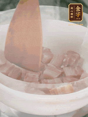 砂鍋內(nèi)咸肉微微煸出香味，再倒入開水。放排骨滾開后轉(zhuǎn)中小火篤30分鐘。（水盡量一次加足，以免中途加水沖淡鮮味。這一步是湯底濃白的關(guān)鍵）