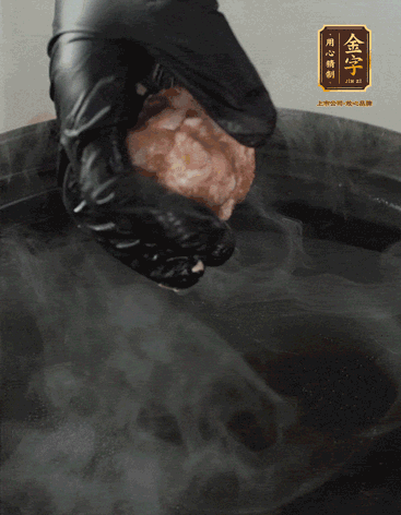 獅子頭摔打至圓潤(rùn)牢固，等水煮開后，放獅子頭