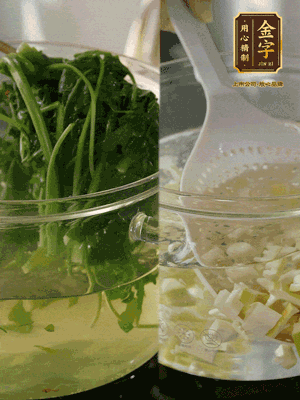春筍切丁焯水；薺菜加鹽焯水，過(guò)涼水后切成細(xì)末