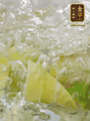 春筍沿著外皮豎著淺劃一刀，剝下外殼，切掉尾部的老根，切滾刀塊。簡(jiǎn)單焯水去澀味。