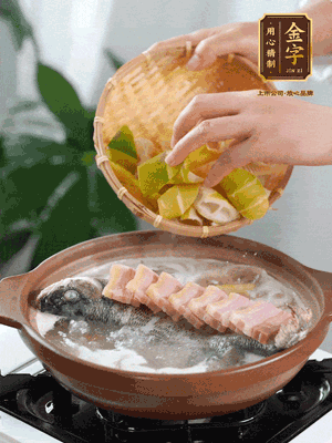 倒開水燉煮后轉(zhuǎn)移入砂鍋，淋料酒去腥、加少許鹽調(diào)味，再依次加咸肉、春筍燉煮15分鐘。