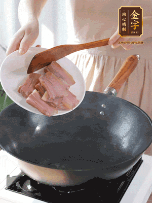 豬油熱鍋，下咸肉煸香，再下蔥姜提鮮