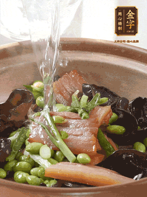 轉(zhuǎn)入砂鍋，加入開水、百葉結(jié)燉煮10分鐘