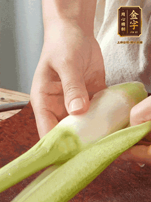 茭白去皮切絲，下鍋稍稍汆燙一下瀝干。