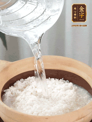 倒入浸泡30分鐘的米，中火煮開后轉(zhuǎn)小火。