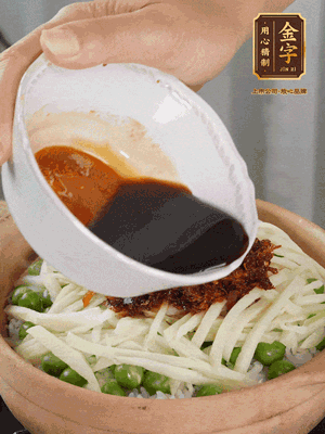 繼續(xù)小火燜3分鐘，淋上XO醬攪拌均勻。
