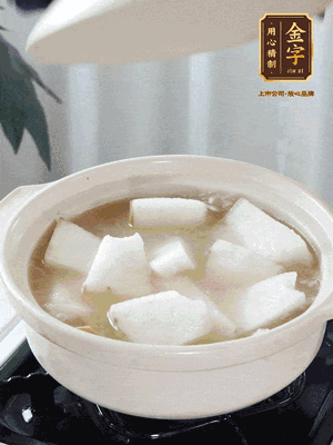 最后下冬瓜繼續(xù)燉煮10分鐘，撒上蔥花點(diǎn)綴。