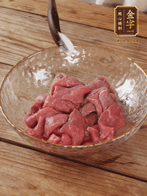 牛肉切丁，加黑胡椒海鹽、橄欖油腌10分鐘