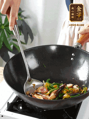 煸香蒜末，下香腸翻炒均勻，再依次下雞縱菌、黃瓜花