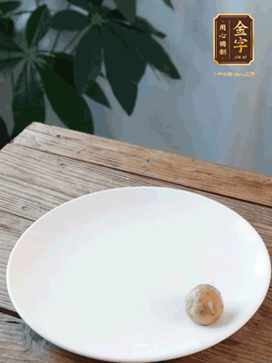 做水油皮、油酥 將油皮材料放入料盆中，加100ml水?dāng)嚢璩裳┗ㄆ瑺?。在案板上反?fù)揉搓成有一定筋度的光潔面團，搓成14個團子。
