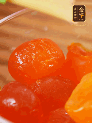 咸蛋黃噴白酒，170℃烤10分鐘。打碎過篩