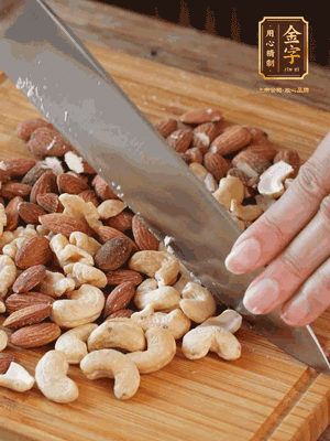 熟堅(jiān)果切成大顆粒，加入杏仁片、白芝麻、火腿絲、熟糯米粉、玫瑰花醬、花生油、水怡攪拌均勻，捏成52g一個(gè)的小球