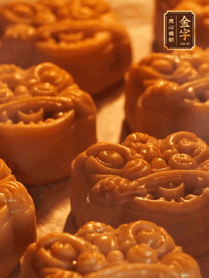 表面噴上水，烤箱預(yù)熱至190℃，170℃烤10分鐘