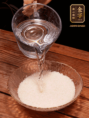 大米提前浸泡30分鐘。干香菇泡發(fā)切成條；蝦米提前浸泡2小時(shí)