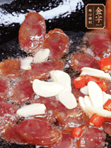 香腸煸香，加大蒜、小米辣增加香味