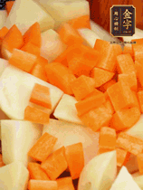 加土豆、胡蘿卜翻炒，隨后加入豆角、1勺鹽、1勺生抽、1勺蠔油、半勺老抽煸炒均勻