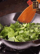 上海青切碎，用豬油炒到半熟