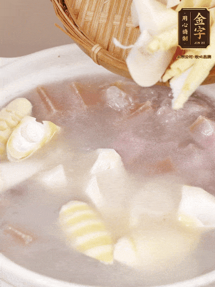 小火燉20分鐘后，放入春筍燉15分鐘