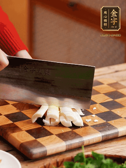 春筍剝?nèi)ネ鈿?，拍碎切成小條